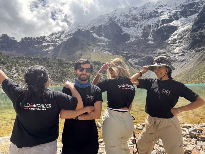 Grupo Wild & Wonder frente a la Laguna Humantay en Perú