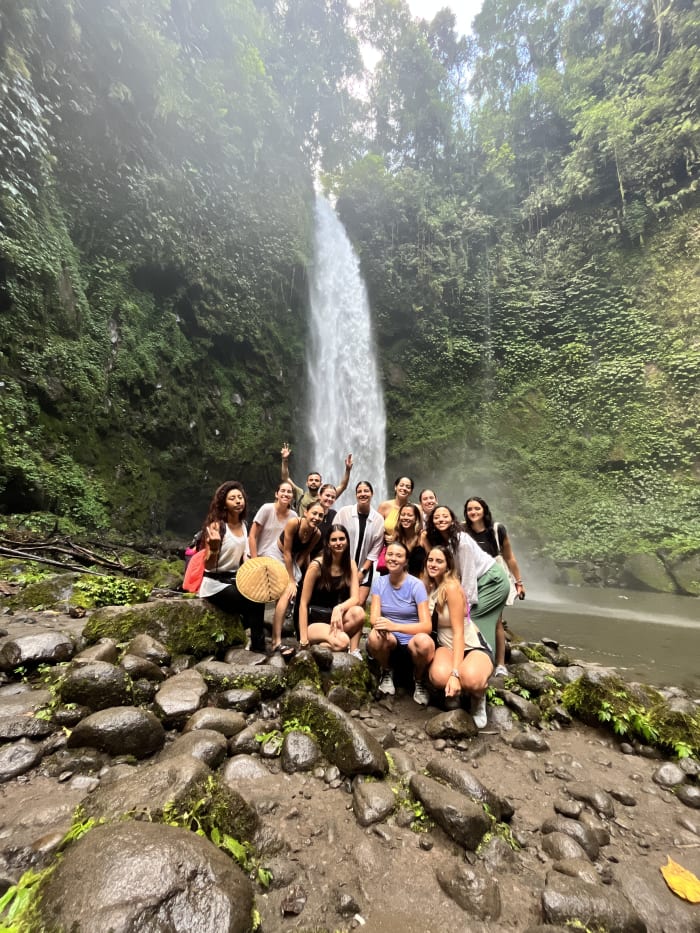 Grupo Wild & Wonder frente a una cascada tropical