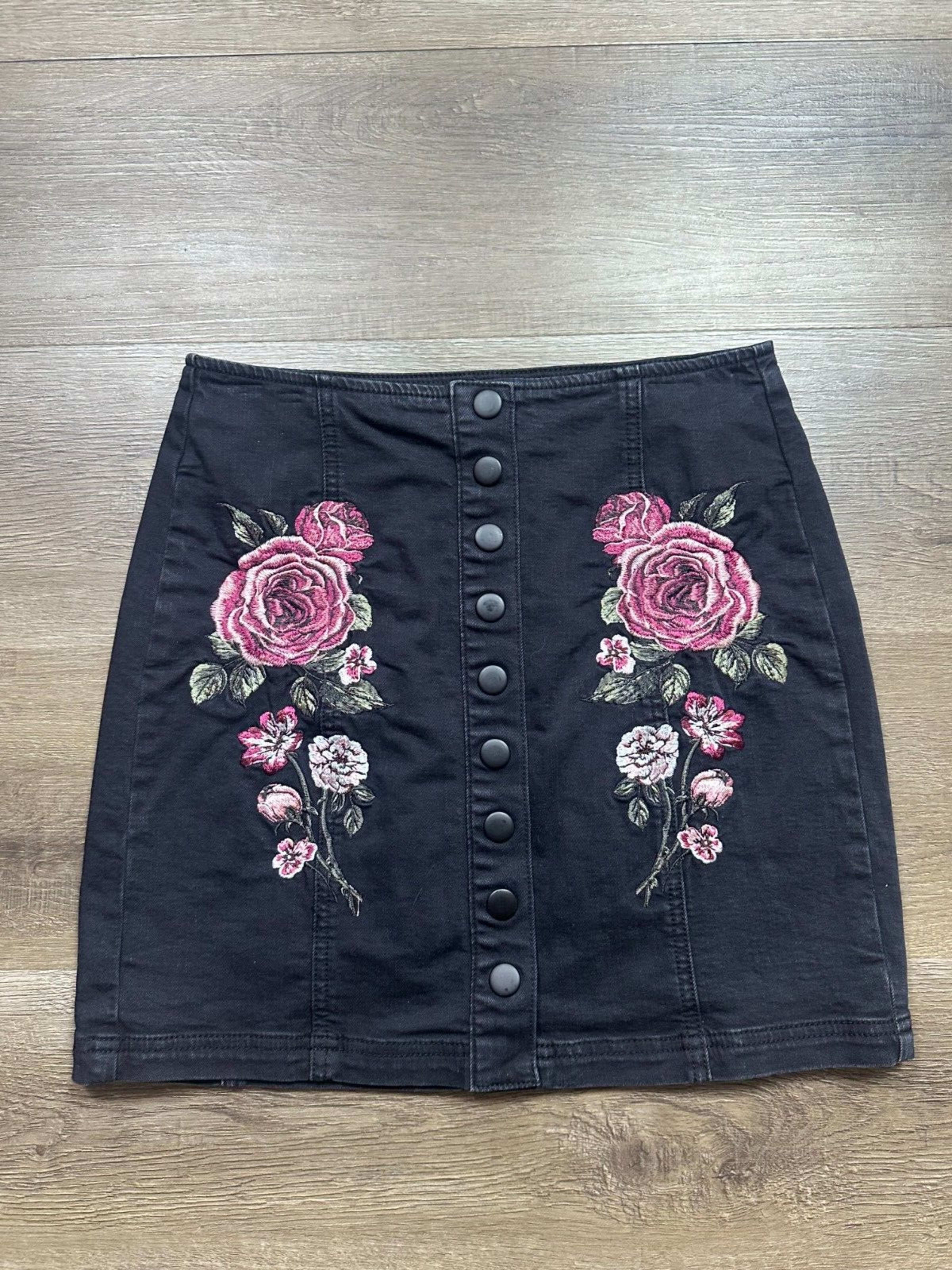 Kendall & Kylie Short Skirt Women's 25 Black Button-Up Embroidered Rose Preppy