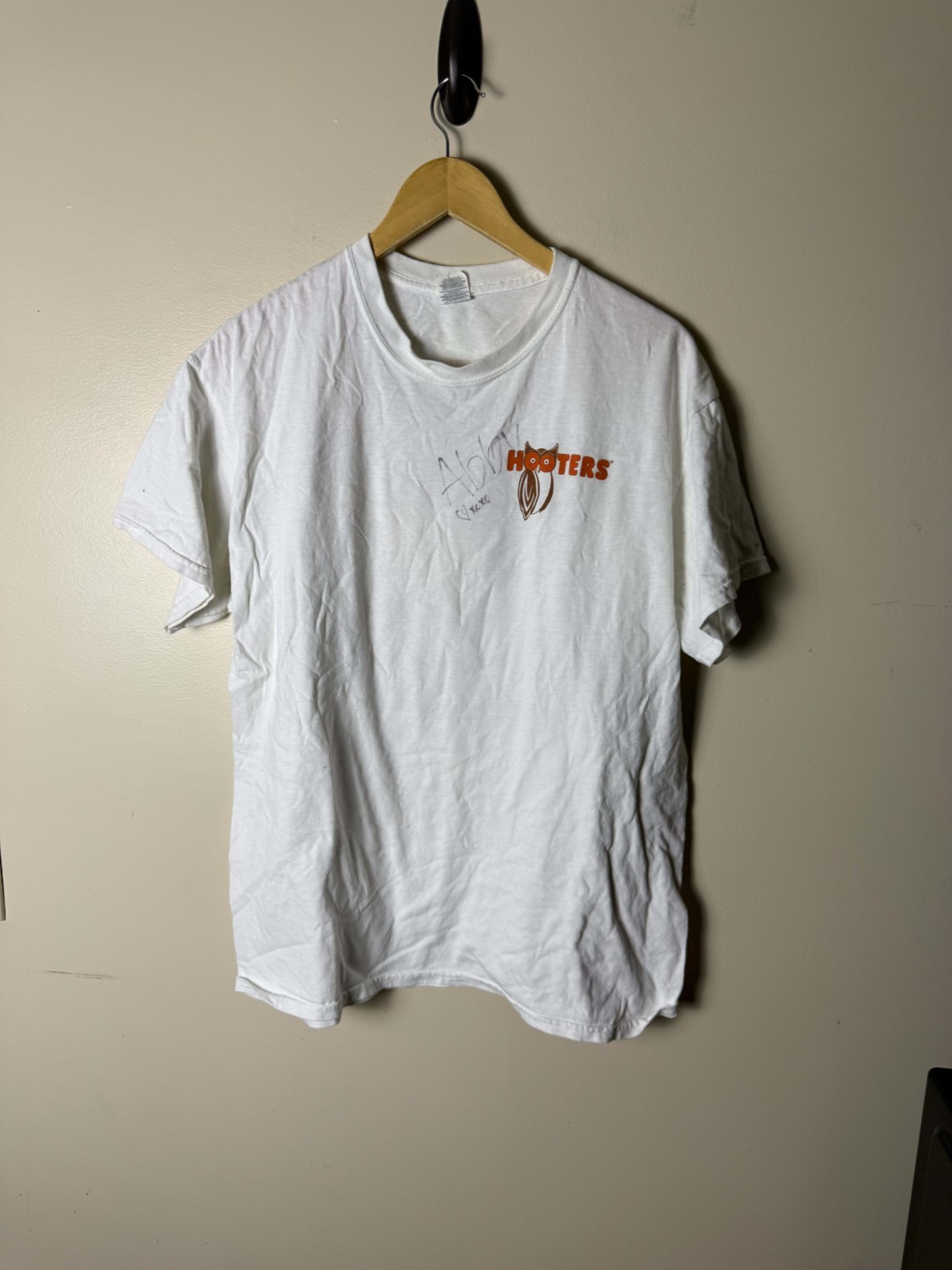 Hooters Crew Signed Autograph Shirt Men’s M White Make A Wish Birthday
