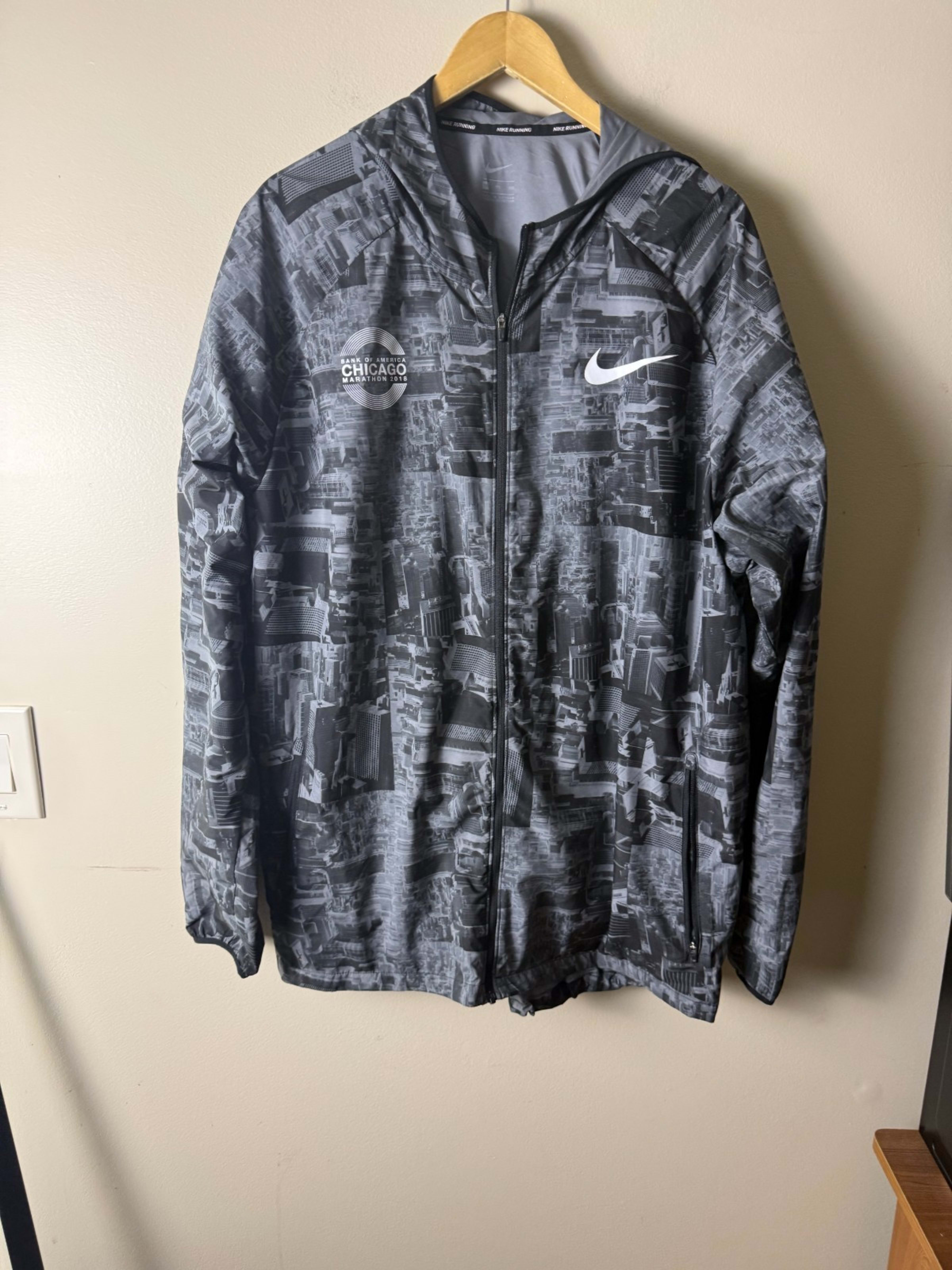 Nike 2018 Chicago Marathon Running Jacket Mens 2XL Gray City Skyline AOP Hooded