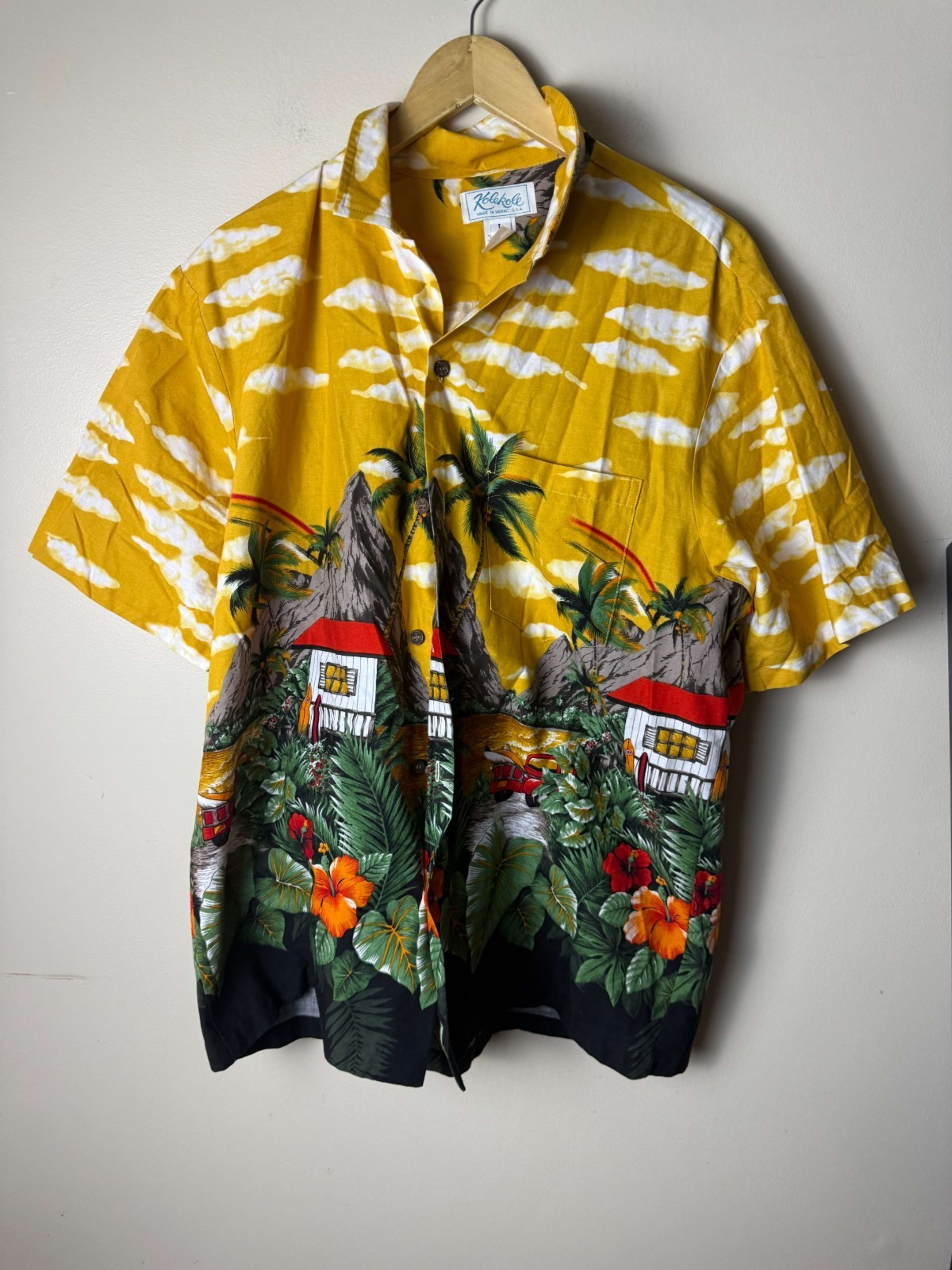 VIntage Kolekole Hawaiian Casual Shirt Men's L Yellow Volcano AOP Vacation