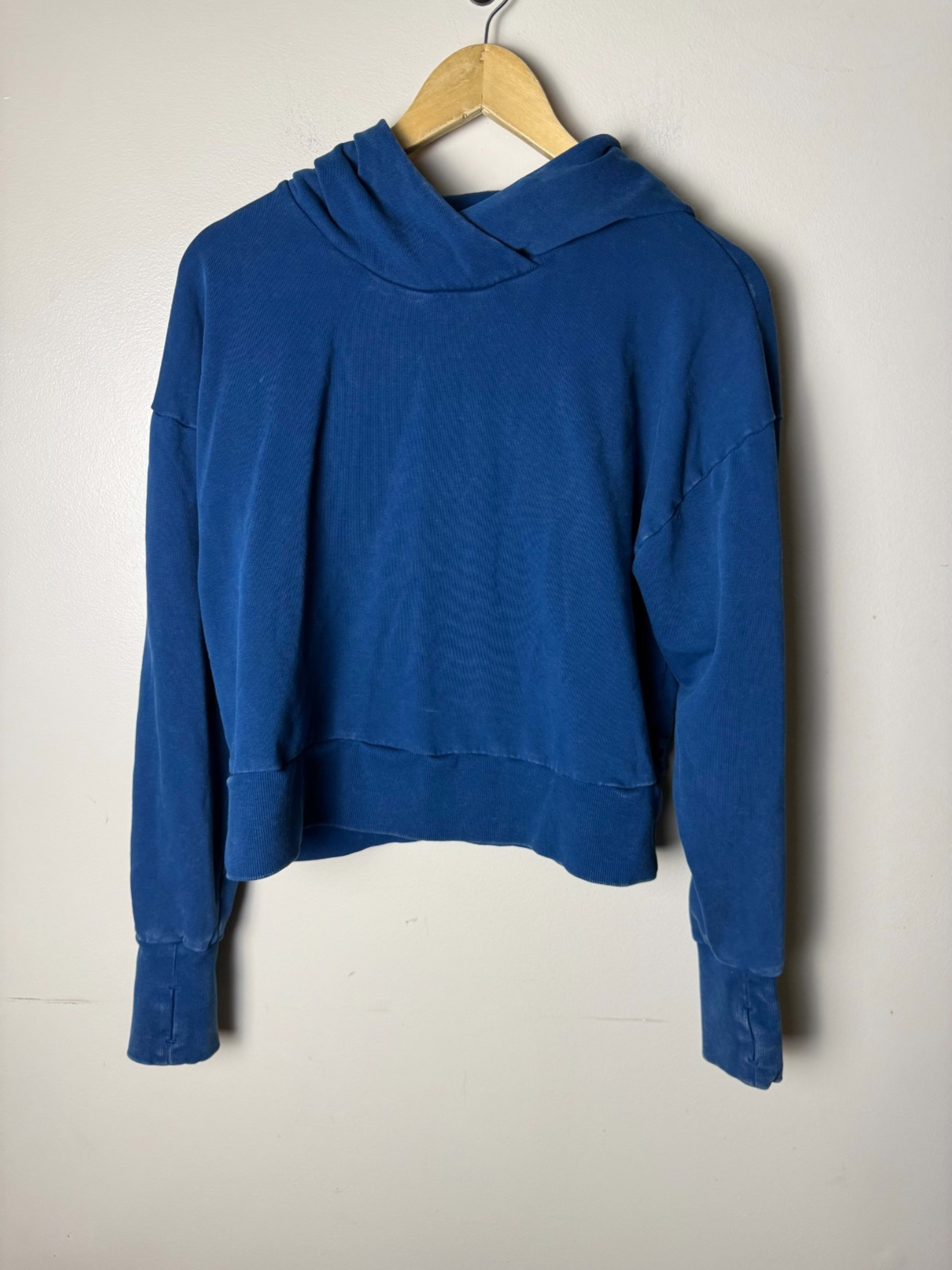 JoyLab Cropped Sweatshirt Womens M Blue Solid Thumbhole Casual