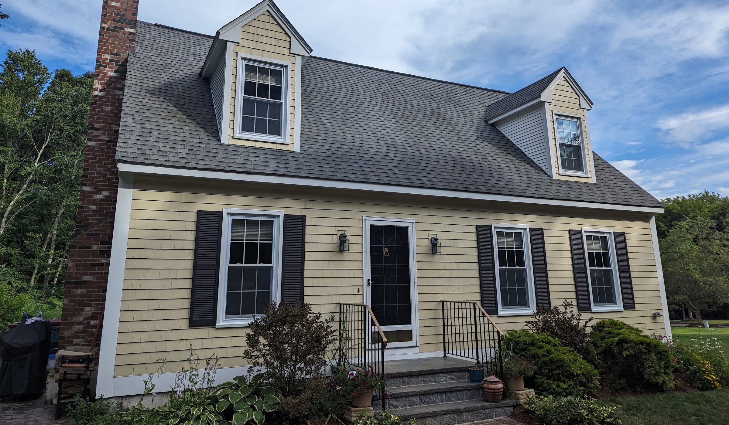 Cape Cod house with fresh exterior paint in Essex, Connecticut