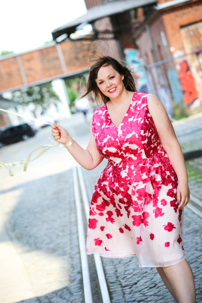 Wundercurves Shooting - Sophie im Blumenkleid