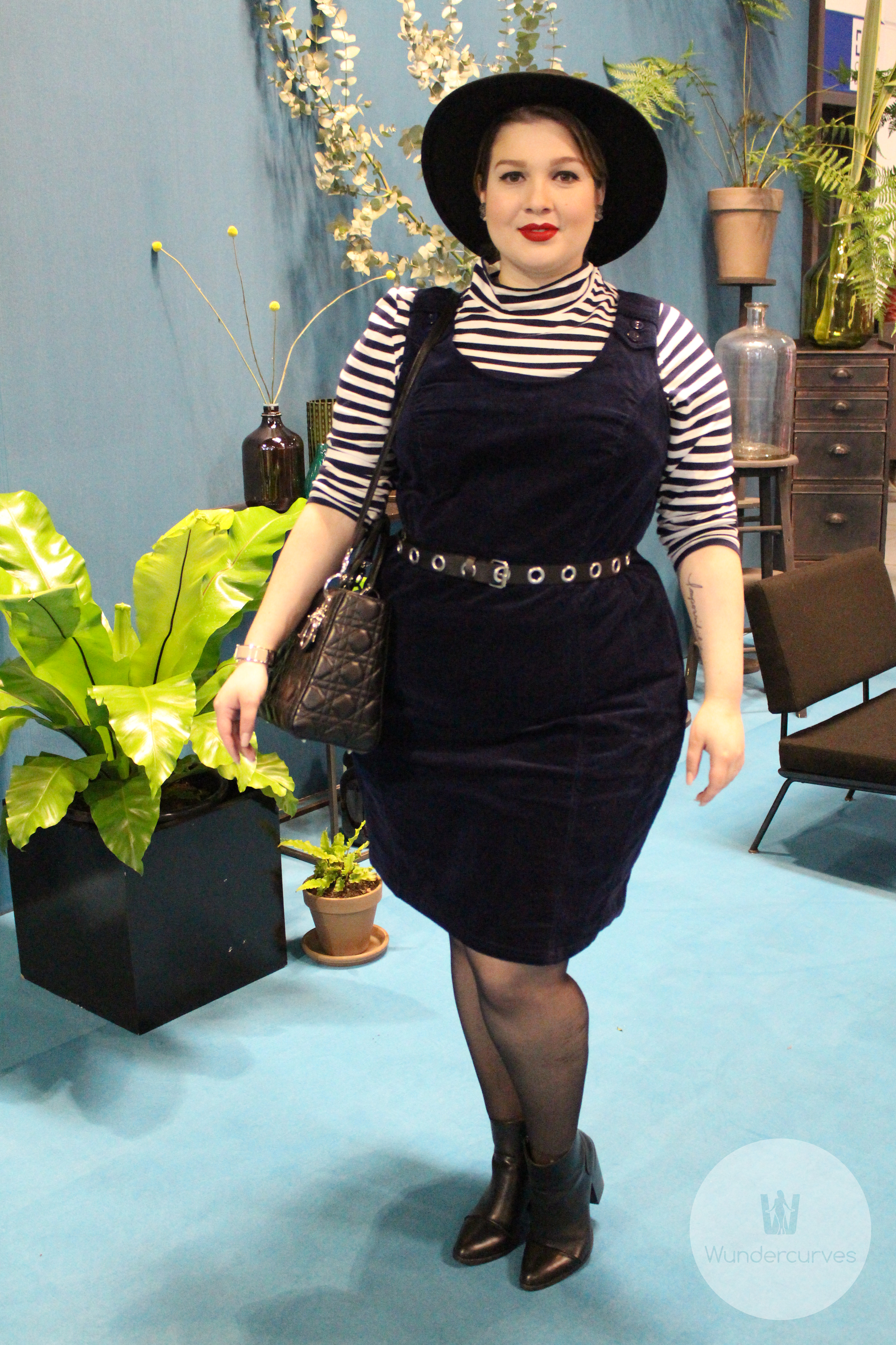 Luciana Lu zieht an Look