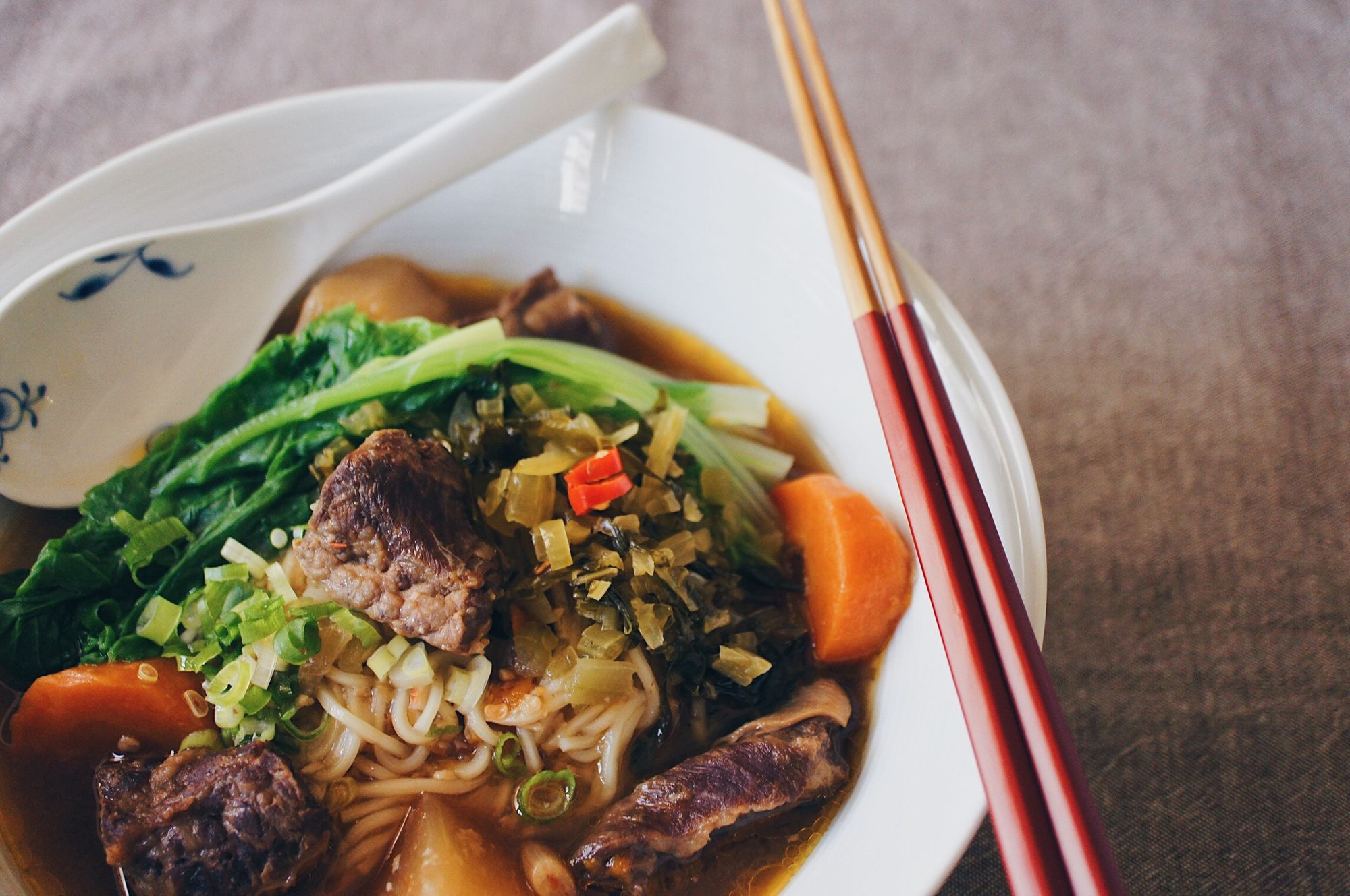 No72.加了酸菜的紅燒牛肉麵