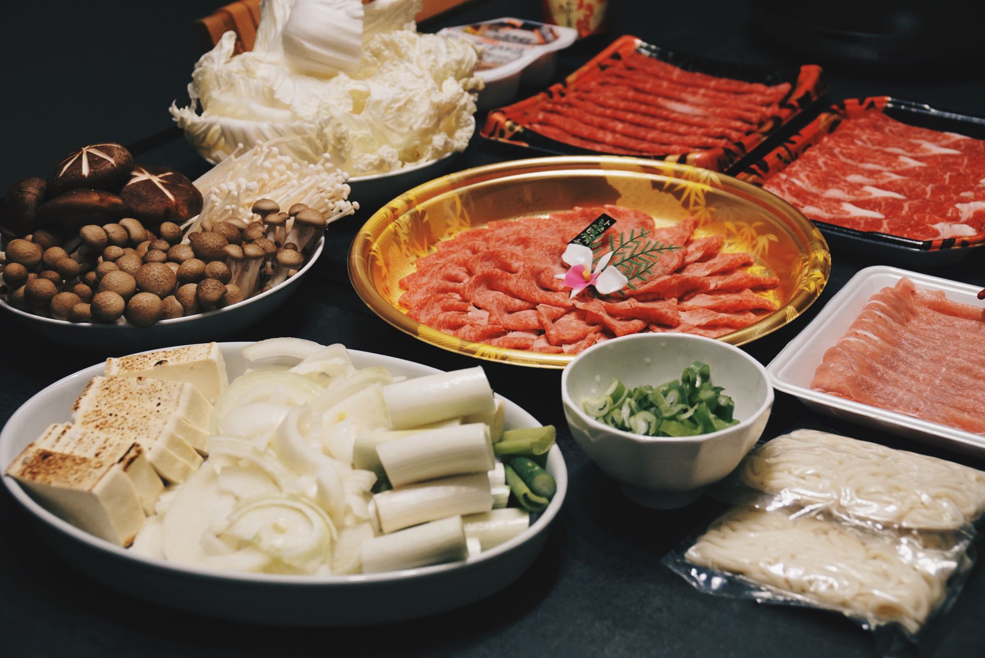 北海道新雪谷｜滑雪場裡的立食和牛壽喜燒