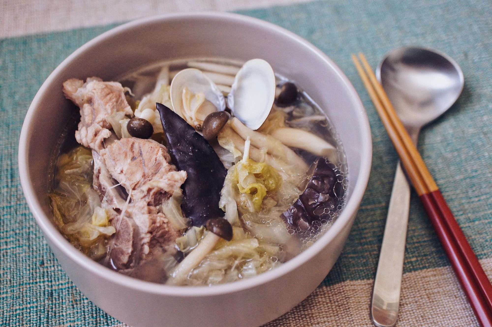 酸白菜蛤蠣排骨湯