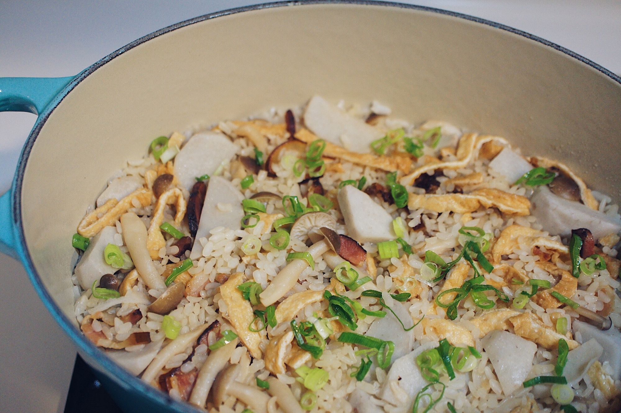 臘肉里芋豆皮炊飯