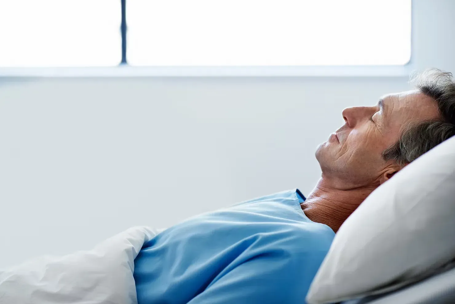 Homem deitado na cama, imagem ilustrativa de sono e ronco.