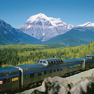 Knitting in Qu�bec and Aboard The Canadian train