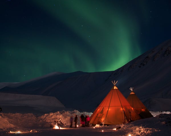 Sightseeing � kulturhistorisk m�te med Longyearbyen og nordlysaften i Camp Barentz (F, L, M)