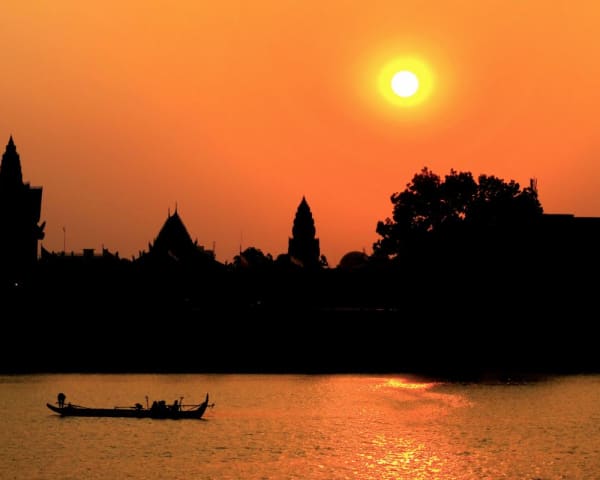 Fly til Phnom Penh og solnedgangscruise (F, L)