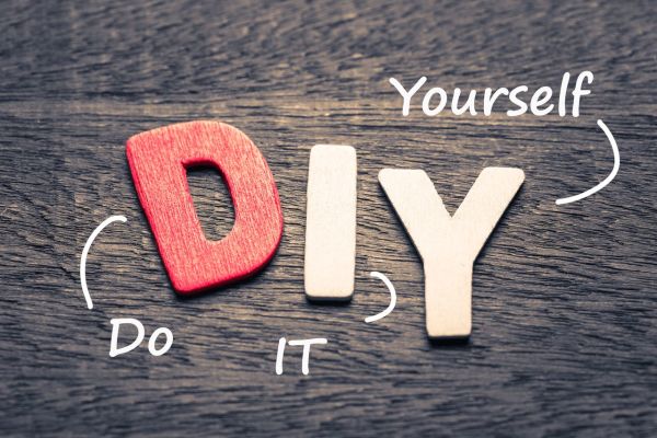Montaje de las letras talladas en madera D. Y .I. y explicando que significa Do It Yourself