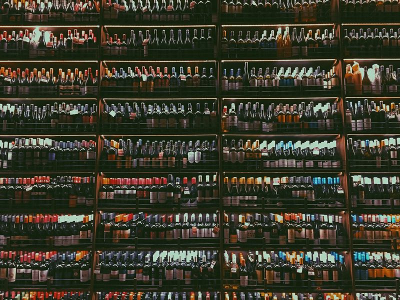 Foto de una enorme bodega de vinos