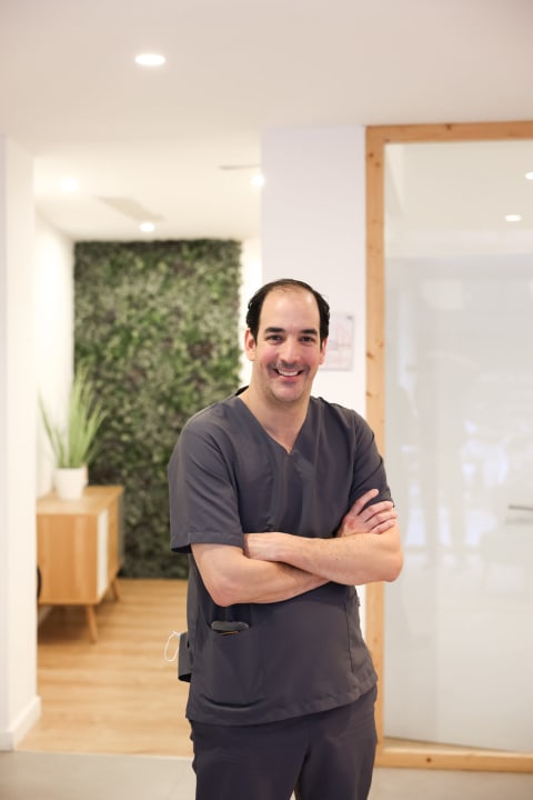Retrato de Eduardo Ucar, Ortodoncista en Bocus Clínica Dental