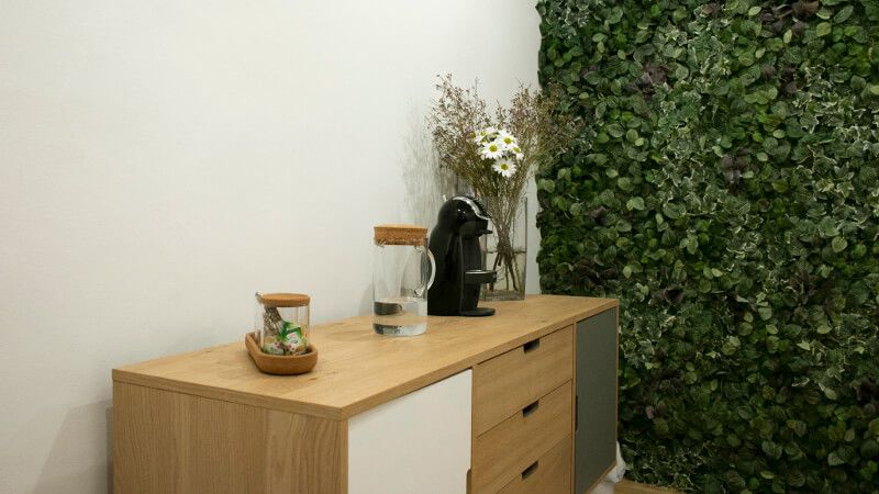 Foto del espacio para tomar té en la sala de espera de la Clínica Dental en Barcelona