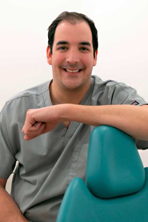 Miembro de clínica dental Eduardo Ucar