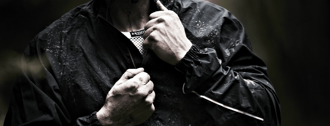 Ull, syntetiske materialer og plaggets egenskaper