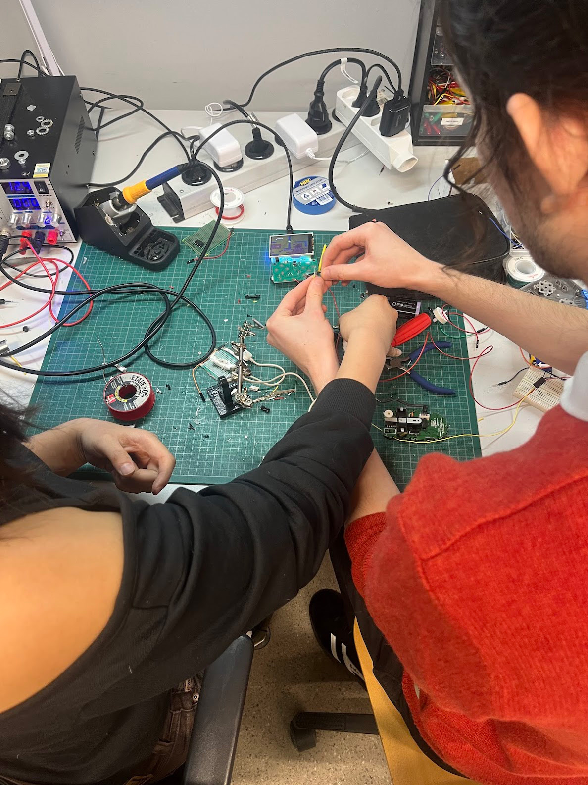 E-waste e-waste TRONs: building low-tech videogames and controllers — slide 1, image 1