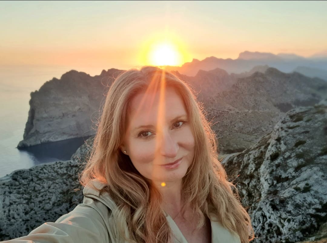 Niekoľko odtieňov korony alebo aké je v dobe kovidovej dôležité udržať si úsmev na tvári.