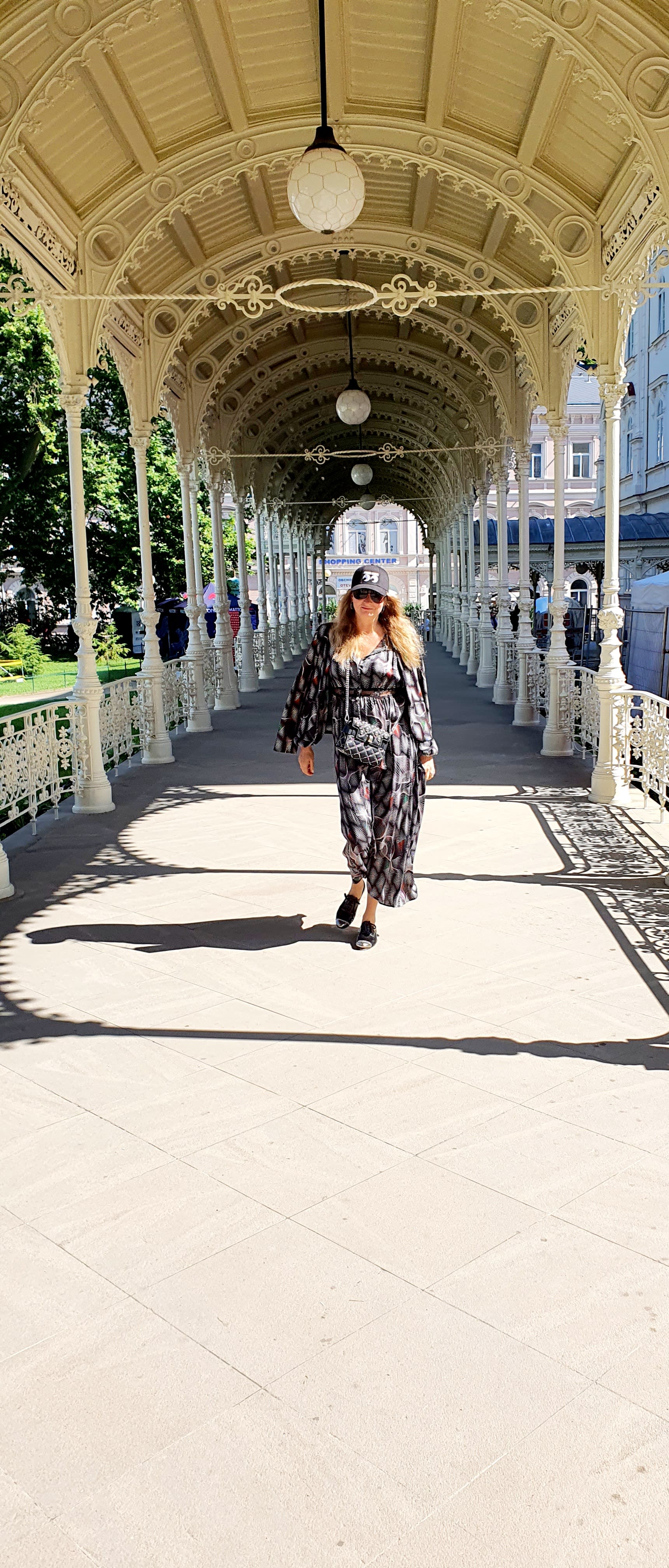 V šatech JK Klett na promenádě V šatech JK Klett na promenádě