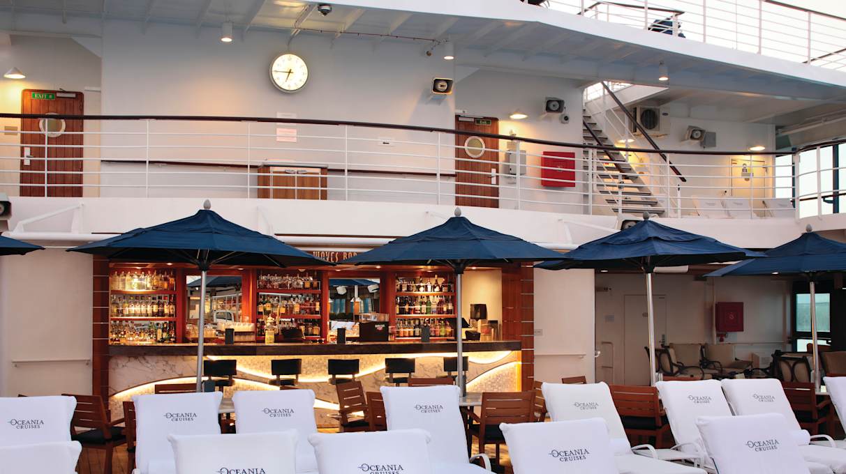 Waves Bar onboard Sirena