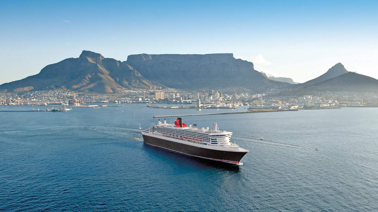 Queen Mary 2 in Cape Town