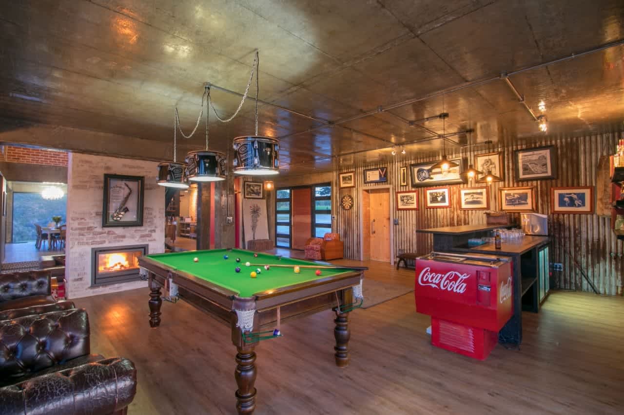 Cloud 9 Estate: Luxury stay for up to 12 people in a 6 en- suite bedroom Manor House!