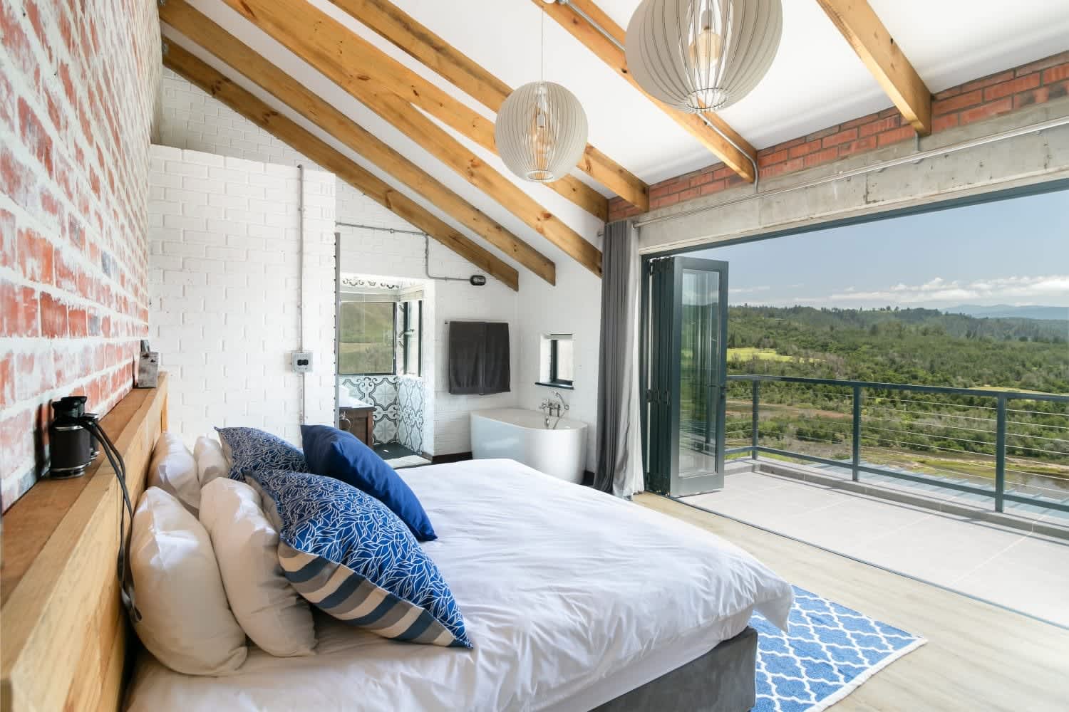 Cloud 9 Estate: Luxury stay for up to 12 people in a 6 en- suite bedroom Manor House!