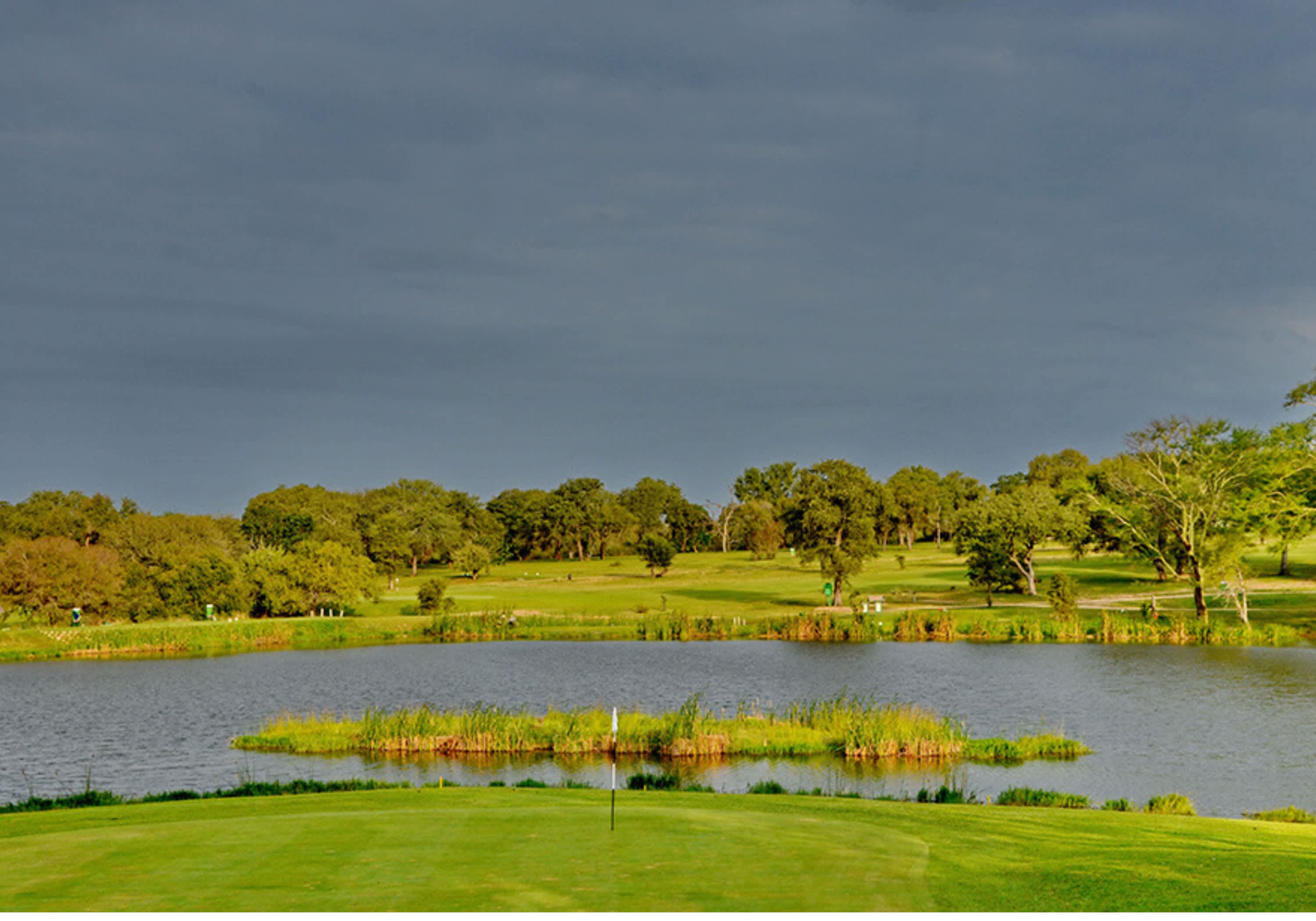 White River Golf Tour: 3 Nights Self-Catering Stay for 8 people + 1 Round at White River + 1 round at Skukuza + Shared Cart!
