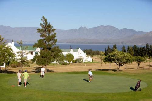 THEEWATERSKLOOF GOLF & COUNTRY ESTATE: 4-Ball for only R739,99!