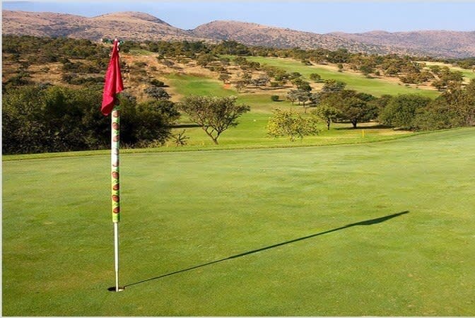 SEASONS GOLF CLUB: 4 Ball deal + Carts for just R1 399,99!