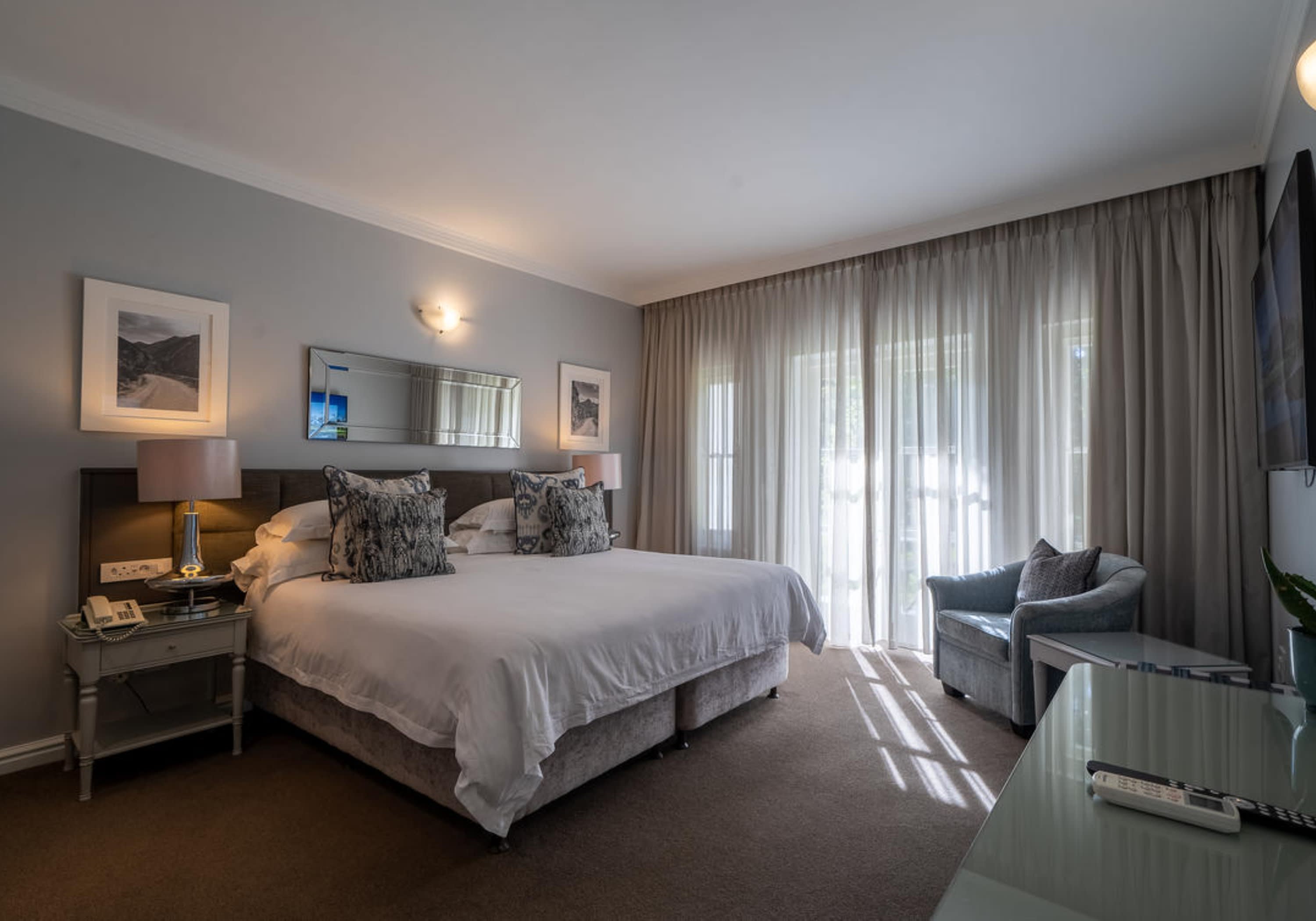 FANCOURT HOTEL FAMILY SPECIAL: 2 Nights Stay in a 1 Bedroom (2 adults + 2 kids) or 2 Bedroom Luxury Suite (4 adults + 2 kids) + Breakfast from R4 259 per night!