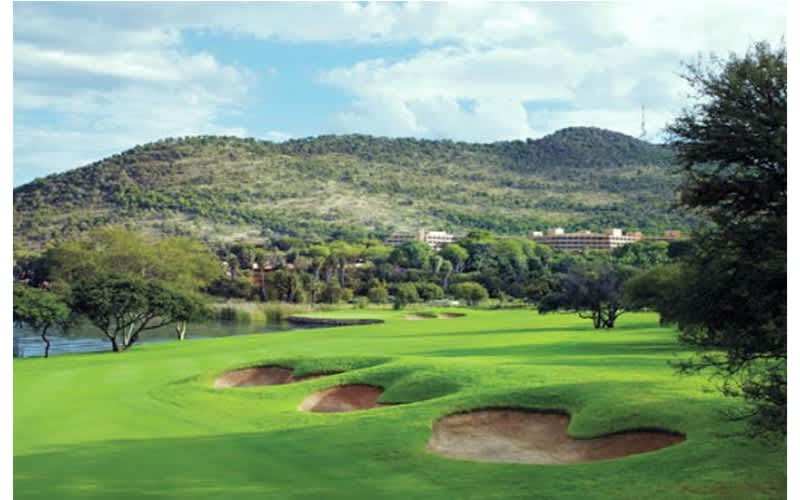 GARY PLAYER COUNTRY CLUB: 4-Ball Deal + Halfway House for only R3 919,99! 