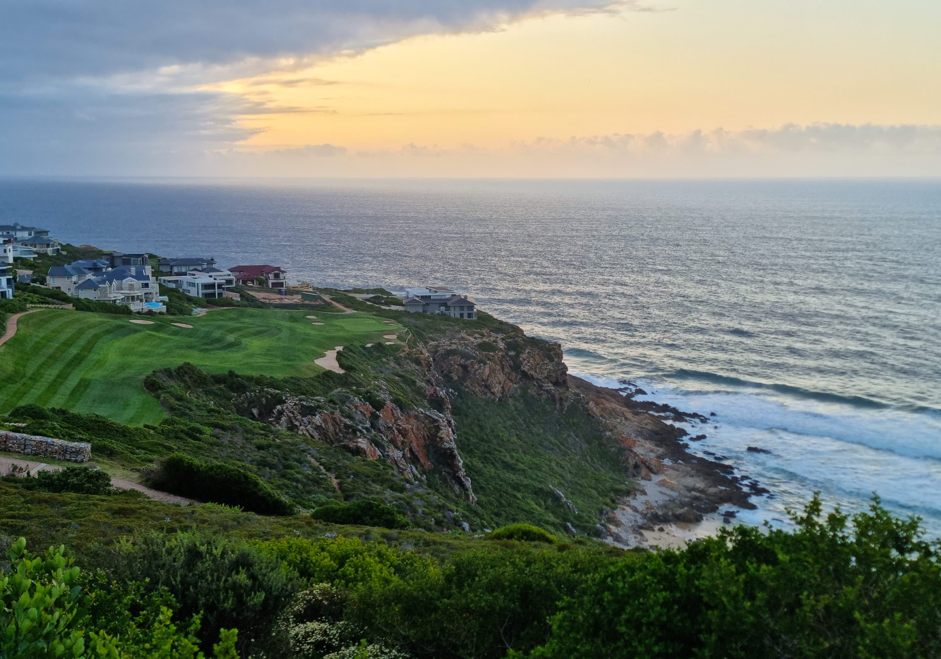 GOLF TOUR SPECIAL -  4 Ball + Carts at PINNACLE POINT GOLF COURSE + 2 Night Stay for 4 at Hartenbos Beach House in Mossel Bay!