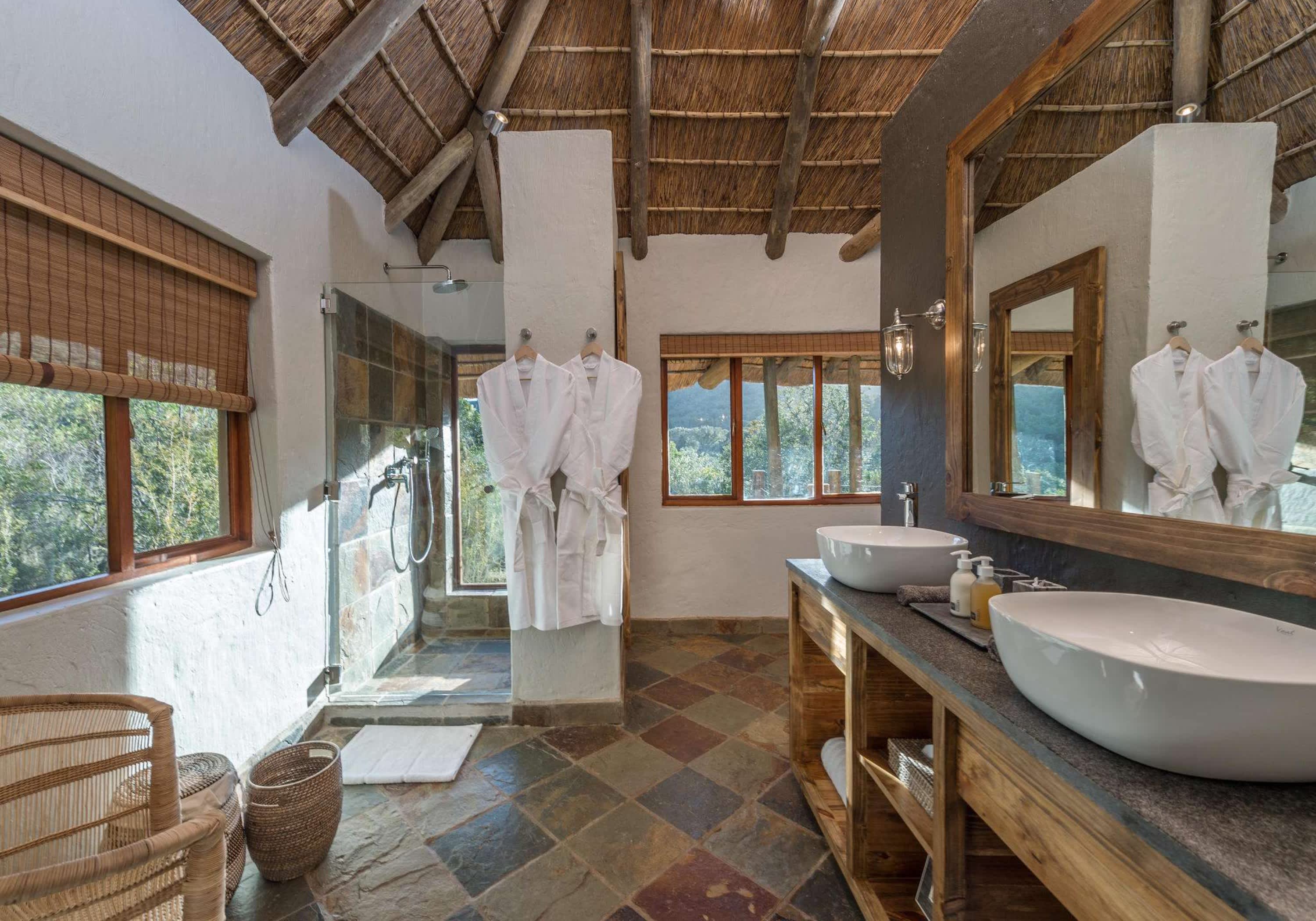 INZOLO LODGE, Lalibela Game Reserve, Grahamstown: 1 Night Luxury Stay for 2 Adults + All Meals + 2 Game Drives Daily + Local Drinks!