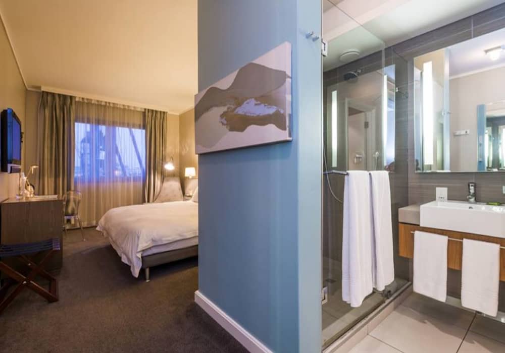 The Harbour Bridge Hotel & Suites - Prime Location Cape Town, 1 Night Stay for 2 + Breakfast from R1 945.99 per Night!