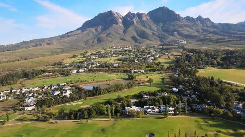 Erinvale Golf Club: 4-Ball + GPS Carts + 4 Waters + Range Balls - R4 499!