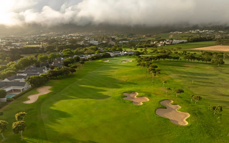 The Flook Steenberg Experience - 18 Holes + Halfway House + Steenberg Tux Towel + Bottle of Steenberg Wine