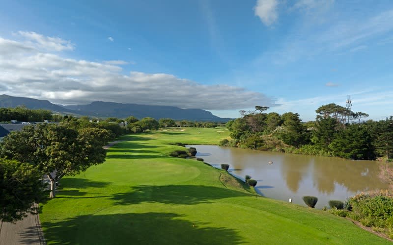 The Flook Steenberg Experience - 18 Holes + Halfway House + Steenberg Tux Towel + Bottle of Steenberg Wine