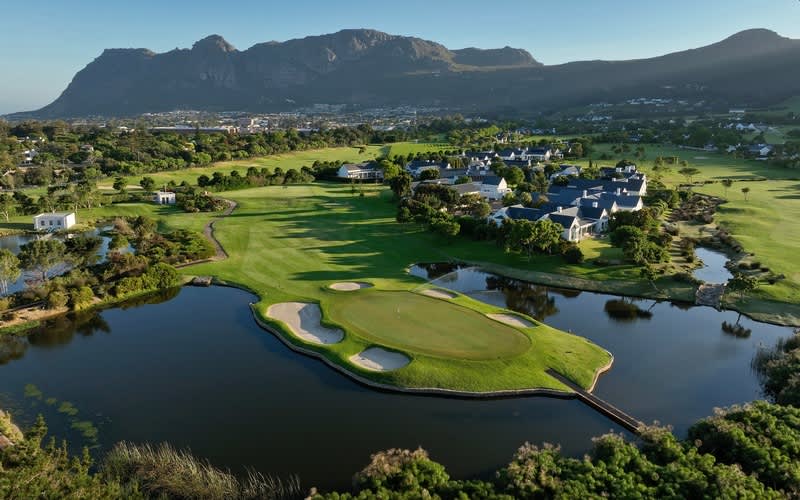 The Flook Steenberg Experience - 18 Holes + Halfway House + Steenberg Tux Towel + Bottle of Steenberg Wine