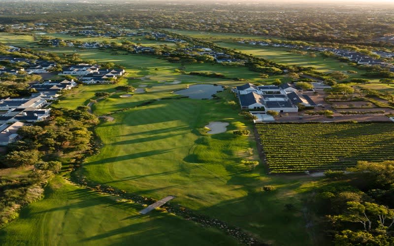 The Flook Steenberg Experience - 18 Holes + Halfway House + Steenberg Tux Towel + Bottle of Steenberg Wine