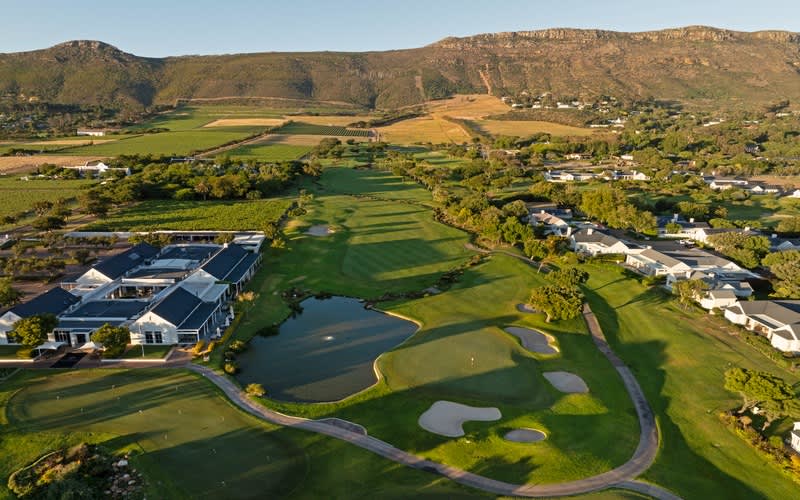 The Flook Steenberg Experience - 18 Holes + Halfway House + Steenberg Tux Towel + Bottle of Steenberg Wine