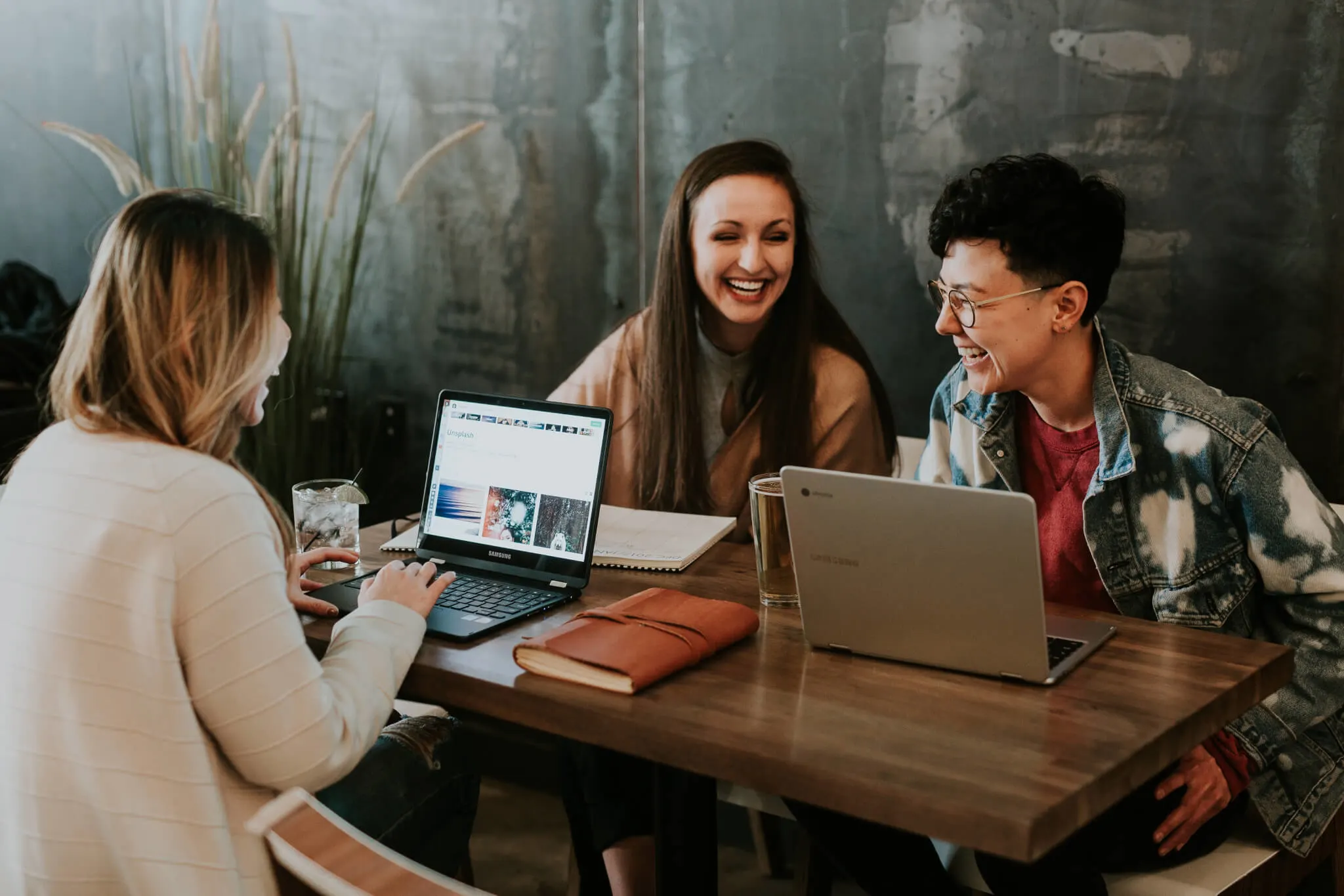 laptop-collaboration, friends-laughing-coffee-shop