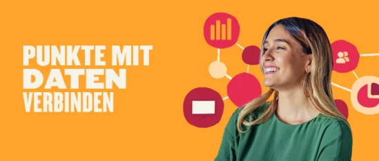 Punkte mit Daten verbinden, orange Hintergrund, lächelnde Frau, grafische Datensymbole und Diagramme., Datenvisualisierung, Teamwork