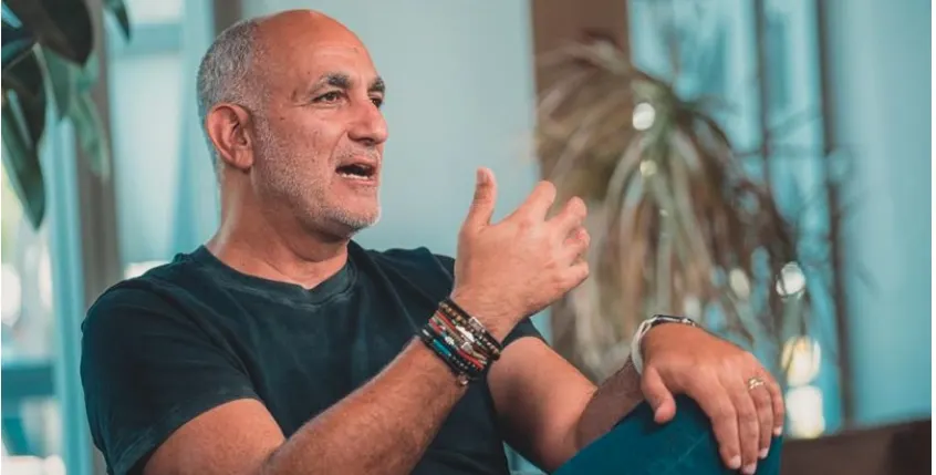 speaking-man-in-casual-clothing, gesturing-in-modern-setting