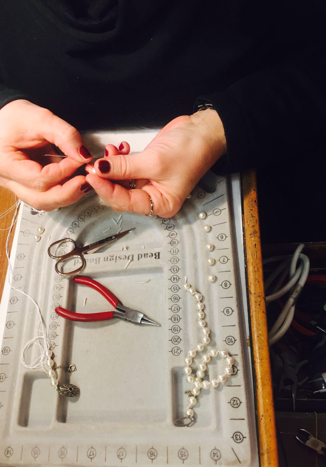 Come infiliamo le collane Come infiliamo le collane