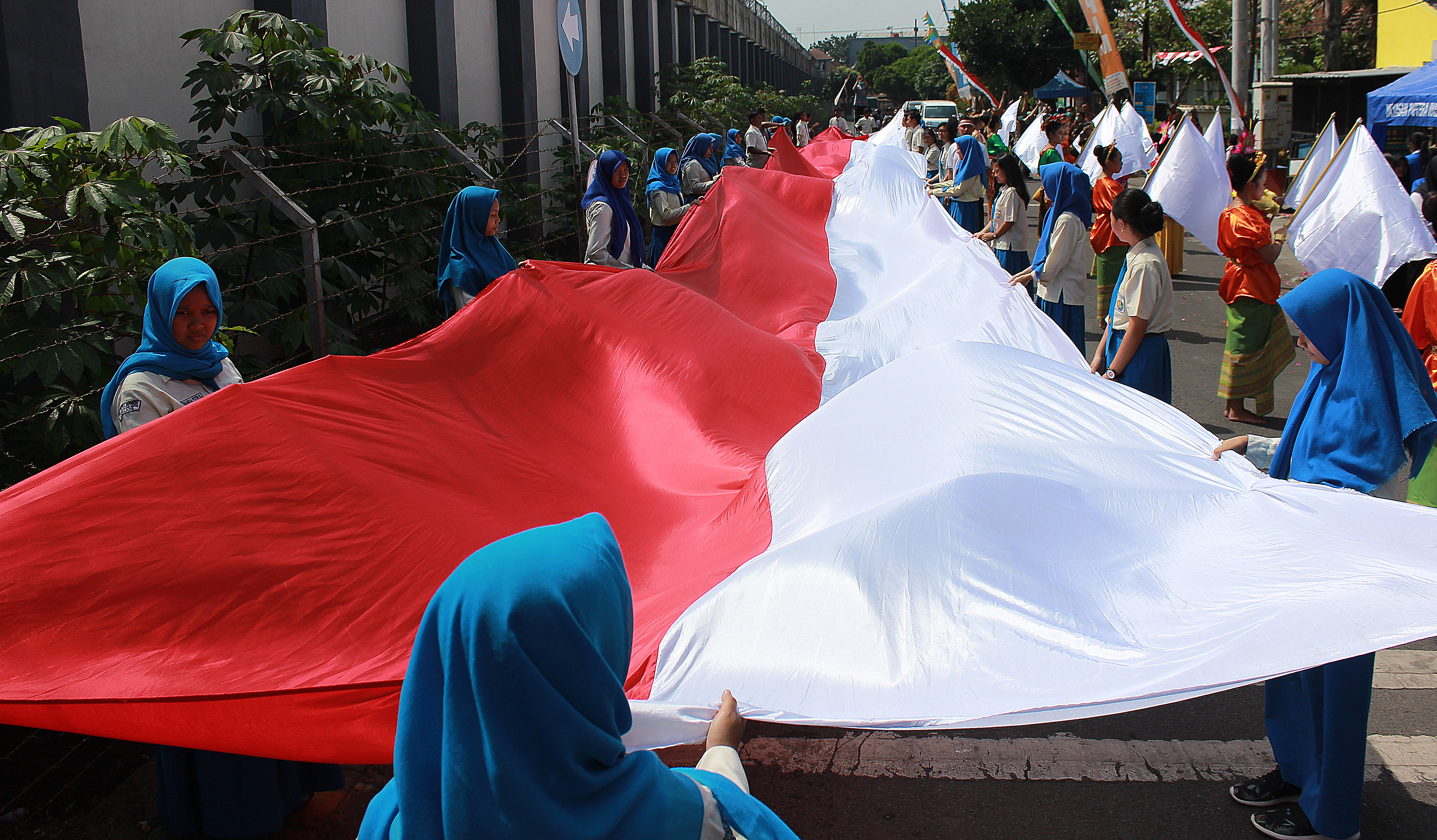 Pembentangan bendera merah putih sepanjang 72 meter yang diiringi oleh lagu nasional